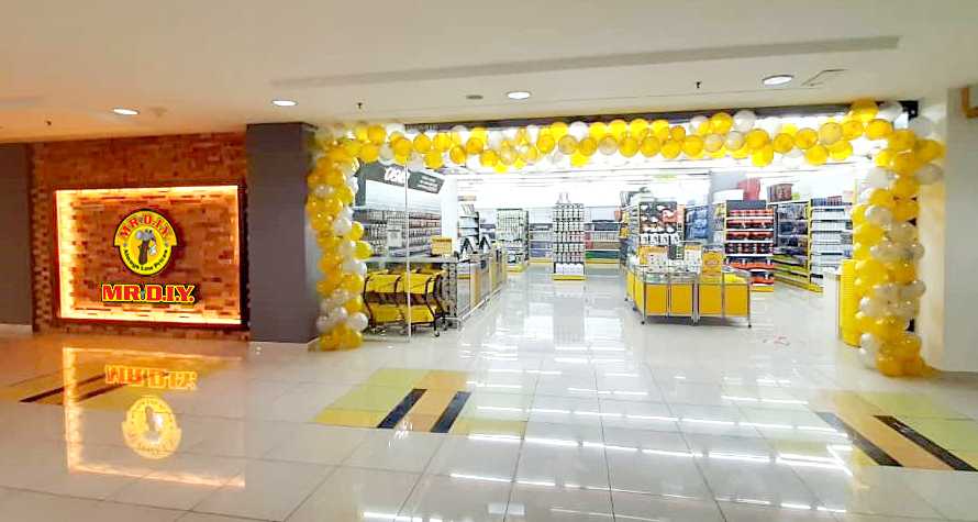 656th Store Opening at 1 Shamelin Mall